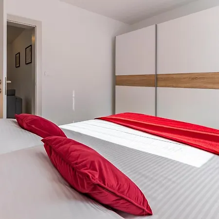 Leon Apartment *